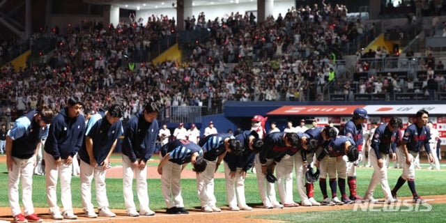 12일 서울 고척스카이돔에서 열린 2024 KBO리그 롯데 자이언츠 대 키움 히어로즈의 경기에서 9대4로 패배한 롯데 선수들이 아쉬워하고 있다. /사진=뉴시스