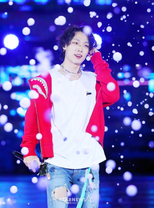 그룹 아이콘 바비가 30일 오후 서울 송파구 잠실종합운동장 올림픽주경기장에서 진행된 서울페스타 2023 개막공연 'K-POP SUPER LIVE'에 참석해 멋진 무대를 선보이고 있다. 2023.04.30