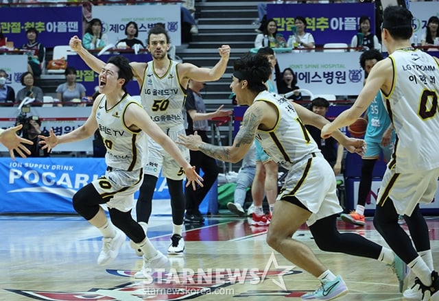 2023~2024 프로농구 4강 플레이오프 3차전 수원 KT 대 창원 LG전이 20일 오후 수원 KT소닉붐 아레나에서 열렸다. LG 윤원상이 4쿼터에 버저비터를 성공시키며 역전승을 한 후 포효하고 있다. /사진=김진경 기자