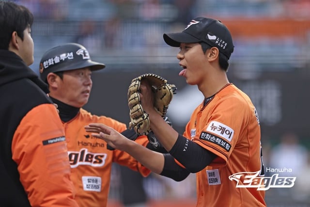 힌화 황준서(오른쪽)가 20일 삼성전 이닝을 마치고 더그아웃으로 향하고 있다. /사진=한화 이글스