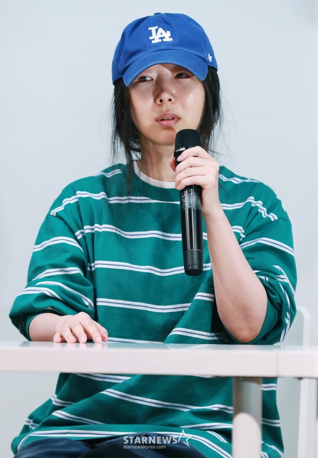 하이브와 대립하고 있는 민희진 어도어 대표가 25일 오후 서울 강남구 한국컨퍼런스센터 대강당에서 진행된 긴급 기자회견에서 질문에 답하고 있다. /2024.04.25 /사진=이동훈
