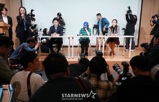하이브와 대립하고 있는 민희진 어도어 대표가 25일 오후 서울 강남구 한국컨퍼런스센터 대강당에서 진행된 긴급 기자회견에서 질문에 답하고 있다. /2024.04.25 /사진=이동훈