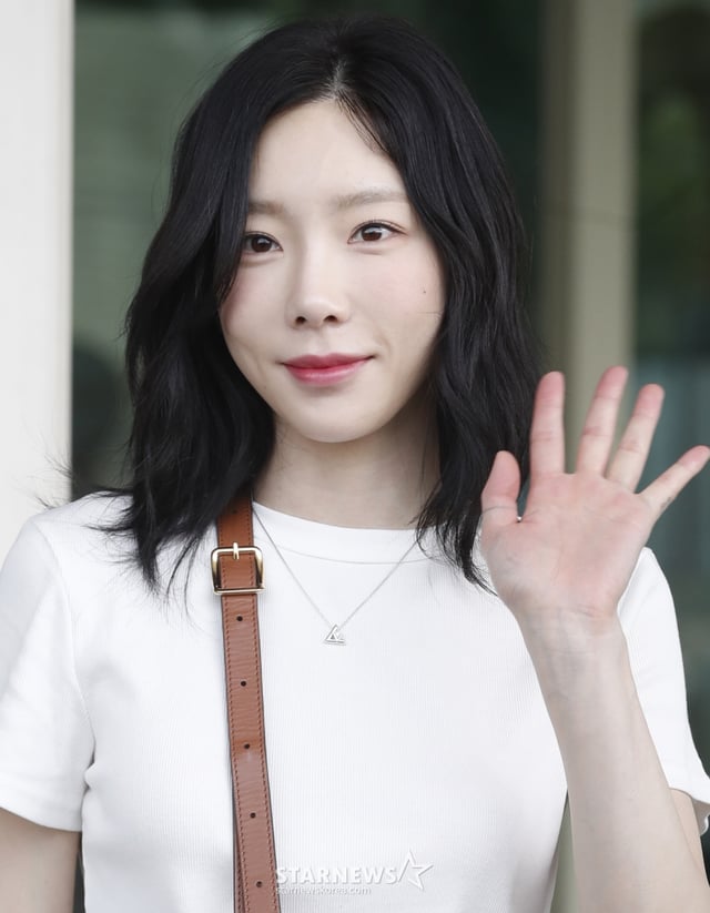 (인천공항=뉴스1) 권현진 기자 = 소녀시대 태연이 아시아 투어를 위해 21일 인천국제공항에 도착해 인도네시아 자카르타로 출국하기 전 인사를 하고 있다. 2023.7.21/뉴스1 Copyright (C) 뉴스1. All rights reserved. 무단 전재 및 재배포 금지. /사진=(인천공항=뉴스1) 권현진 기자