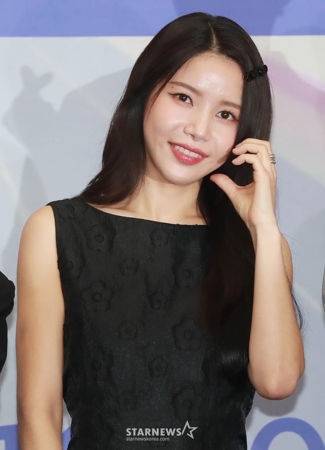 솔라가 8일 오전 서울 여의도 KBS에서 진행된 2TV 예능 '메이크메이트원'(MA1) 제작발표회에 참석해 포즈를 취하고 있다.   '꿈꾸던 무대를 만들기 위해(MAKE) 친구(MATE)와 하나(ONE) 되는 시간'이라는 의미를 담은 글로벌 아이돌 데뷔 프로젝트 프로그램 '메이크메이트원'은 오는 15일 첫 방송된다. /2024.05.08 /사진=이동훈
