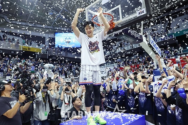 KCC 허웅이 2023~24시즌 KBL 챔피언결정전 종료 후 그물 커팅식을 하고 있다. /사진=김진경 대기자