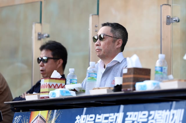 잠실구장을 찾아 경기를 관전 중인 박정원 두산그룹 회장(오른쪽). /사진=두산 베어스 제공