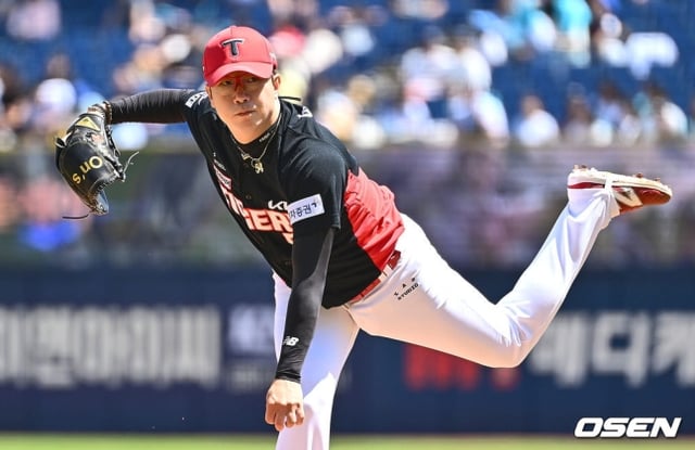 KIA 양현종이 19일 창원 NC전에서 투구하고 있다.