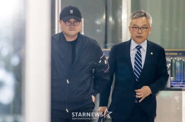 뺑소니 혐의와 음주 운전 의혹을 받는 트로트 가수 김호중이 21일 오후 서울 강남경찰서에서 조사를 마치고 나오고 있다. /사진=뉴스1