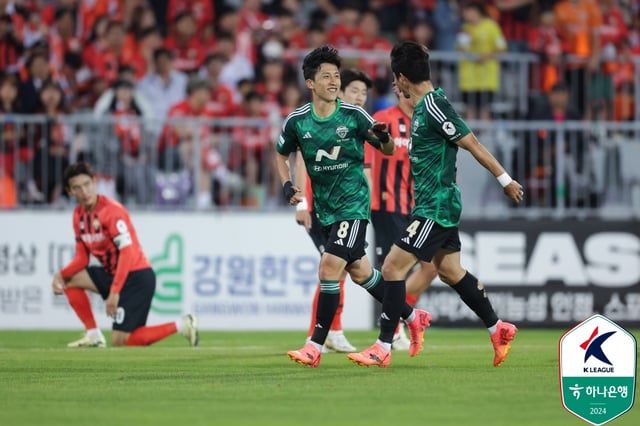 동점골을 터트린 이영재(가운데). /사진=한국프로축구연맹 제공