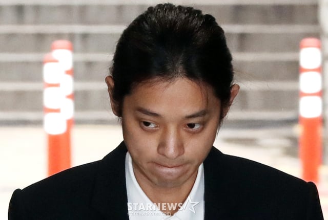 성폭력범죄의 처벌 등에 관한 특례법 위반(카메라 등 이용 촬영) 혐의를 받는 가수 정준영이 21일 오전 서초구 서울중앙지방법원에서 열리는 영장실질심사에 출석하고 있다.