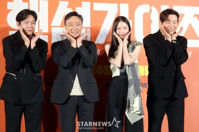 배우 박지환, 이성민, 공승연, 이희준이 27일 오전 서울 광진구 롯데시네마 건대점에서 열린 영화 '핸섬가이즈' 제작발표회에 참석해 포즈를 취하고 있다. 한 번 보면 절대 잊지 못할 첫인상을 가진 자칭 '핸섬 가이즈' 두 남자가 음산한 산장으로 이사를 오던 날, 마을과 산장에 얽힌 전설이 깨어나며 시작되는 예측불허 코미디영화로 오는 6월 26일 개봉 예정이다. 2024.05.27 /사진=임성균