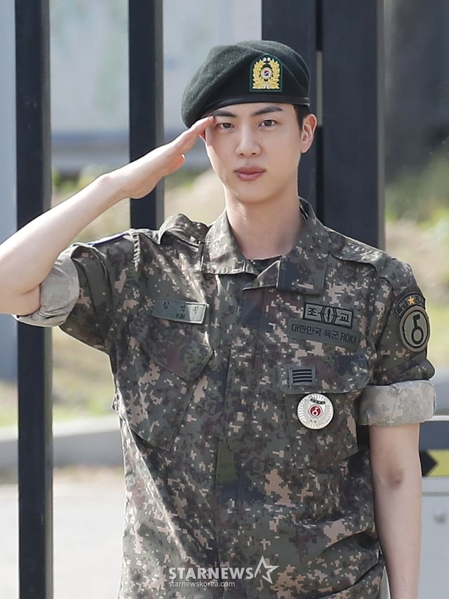 (연천=뉴스1) 권현진 기자 = 그룹 방탄소년단(BTS) 맏형 진이 12일 오전 경기도 연천 소재 육군 제5보병사단 신병교육대대에서 육군 현역으로 군 복무를 마친 뒤 인사를 하고 잇다.  2024.6.12/뉴스1  Copyright (C) 뉴스1. All rights reserved. 무단 전재 및 재배포,  AI학습 이용 금지. /사진=(연천=뉴스1) 권현진 기자