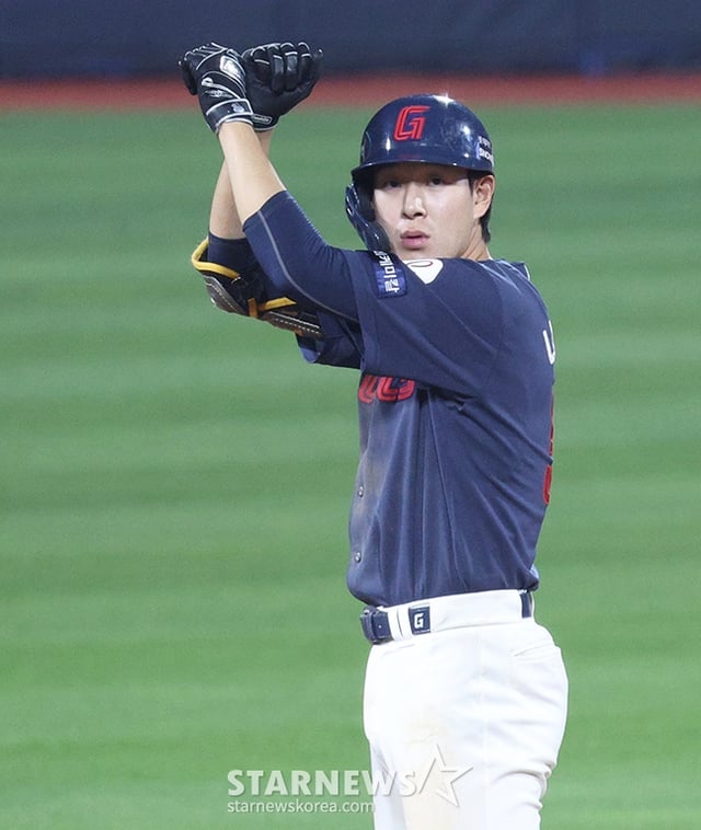 '2024 신한 SOL 뱅크 KBO리그' KT-롯데 경기가 19일 수원KT위즈파크에서 열렸다. 롯데 나승엽이 8회초 무사 1루에서 1타점 중월 2루타를 치고 2루에 안착한 후 세리머니를 선보이고 있다. /사진=김진경 대기자