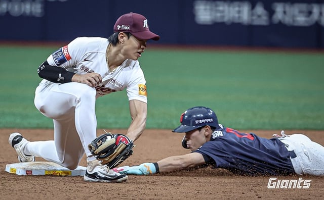 롯데 황성빈(오른쪽)이 23일 고척 키움전에서 3회 초 2루 도루에 성공하고 있다. /사진=롯데 자이언츠 제공