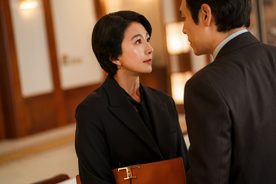 '돌풍' 속 김희애