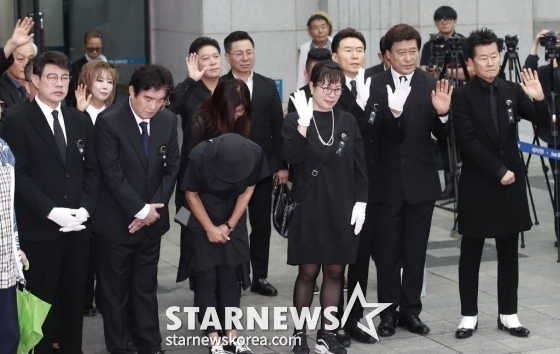 (서울=뉴스1) 권현진 기자 = 가수 고(故) 현철(본명 강상수)의 발인식이 18일 서울 송파구 서울아산병원 장례식장에서 엄수되고있다. 후배 가수들이 고인과 마지막 인사를 나누고 있다. 고인은 지난 15일 밤 오랜 투병 생활 끝에 별세했다. 향년 82세. 고인은 경추 디스크 수술 이후 요양을 이어오다, 결국 안타까운 사망 소식을 전했다. 한편 지난 1942년 태어난 고 현철은 동아대학교 경영학과에 진학했으나 자퇴 후 지난 1969년에 곡 '무정한 그대'로 데뷔했다. 이후 1970년대 부산에서 '현철과 벌떼들'을 결성해 활 /사진=(서울=뉴스1) 권현진 기자
