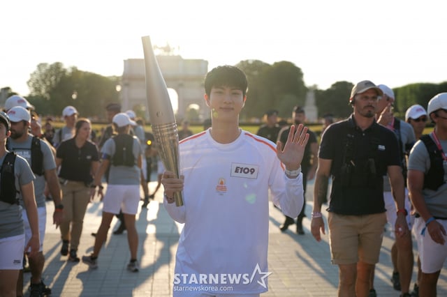 (서울=뉴스1) = 그룹 방탄소년단(BTS)의 진이 14일(현지시간) 프랑스 파리에서 '2024 파리 하계 올림픽' 성화봉송을 하고 있다. (2024 파리올림픽 조직위원회 제공) 2024.7.15/뉴스1 Copyright (C) 뉴스1. All rights reserved. 무단 전재 및 재배포, AI학습 이용 금지. /사진=(서울=뉴스1)
