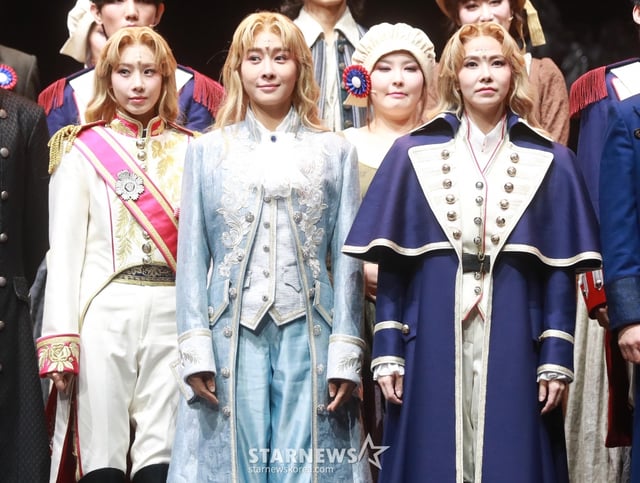 정유지, 옥주현, 김지우 등 출연배우들이 25일 서울 흥인동 충무아트센터에서 진행된 뮤지컬 '베르사유의 장미' 프레스콜에서 포즈를 취하고 있다.  뮤지컬 '베르사유의 장미'는 이케다 리요코의 만화를 원작으로 EMK와 왕용범 연출, 이성준 작곡가가 함께 만든 대단위 창작뮤지컬이다. /2024.07.25 /사진=이동훈