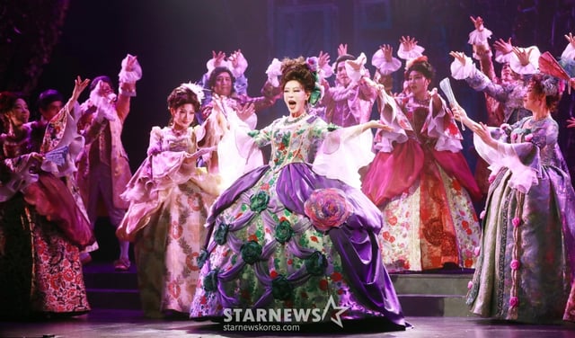리사 등 출연 배우들이 25일 서울 흥인동 충무아트센터에서 진행된 뮤지컬 '베르사유의 장미' 프레스콜에서 열연하고 있다.  뮤지컬 '베르사유의 장미'는 이케다 리요코의 만화를 원작으로 EMK와 왕용범 연출, 이성준 작곡가가 함께 만든 대단위 창작뮤지컬이다. /2024.07.25 /사진=이동훈