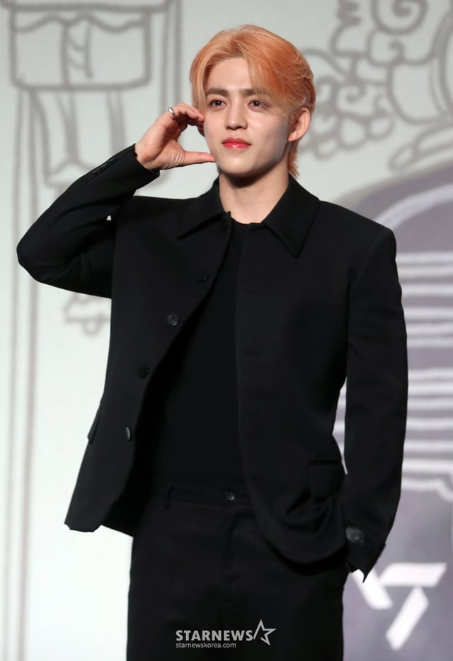 그룹 세븐틴(Seventeen) 에스쿱스가 29일 오후 서울 여의도 콘래드호텔 그랜드 볼룸에서 베스트 앨범 '17 IS RIGHT HERE' 발매 기념 글로벌 기자간담회를 열고 포즈를 취하고 있다. 이번 베스트 앨범 '17 IS RIGHT HERE'은 9년의 발자취를 담는 동시에 지난 시간을 기념하며 우리만의 공간에서 영원히 함께할 것임을 약속하는 앨범으로 총 33개의 트랙으로 한국 앨범 타이틀 20곡과 일본 앨범 타이틀 8곡, '아낀다', 타이틀 곡 'MAEST /사진=임성균