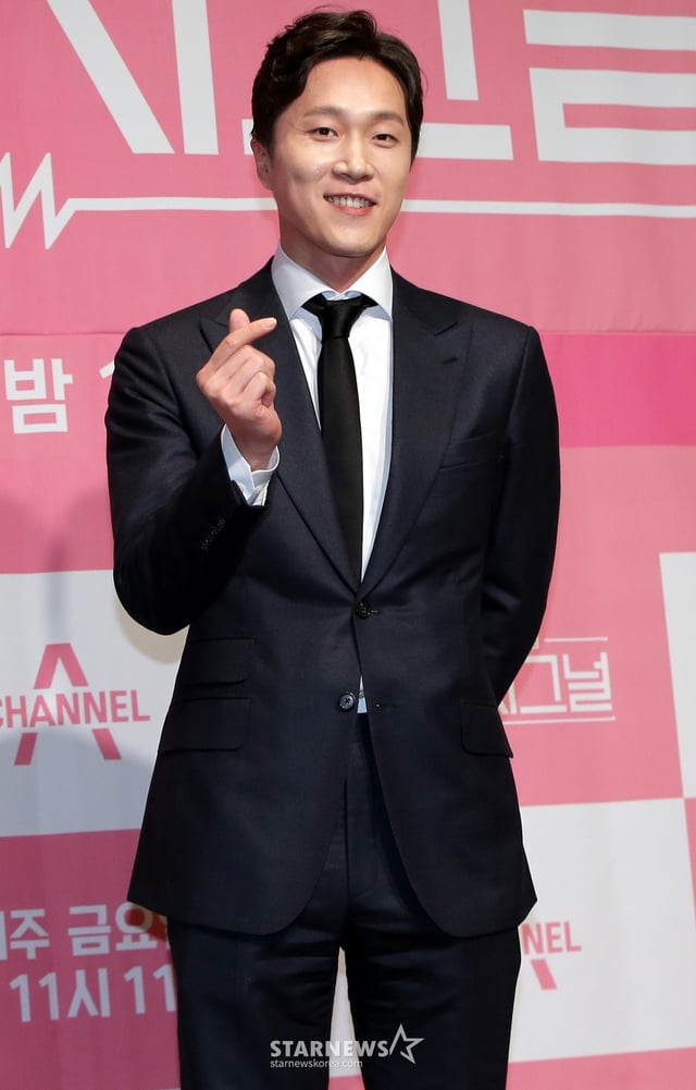 의사 양재웅 씨가 1일 오전 서울 마포구 상암동 스탠포드 호텔에서 진행된 채널A 멜로예능 '하트시그널' 제작발표회에 참석해 포즈를 취하고 있다. '하트시그널'은 한 달간 셰어 하우스를 하는 청춘 남녀들에 나타나는 시그널을 단서로 러브 라인을 예측하는 러브 서스펜스물로 오는 2일 첫 방송된다. /사진=김창현 기자 chmt@