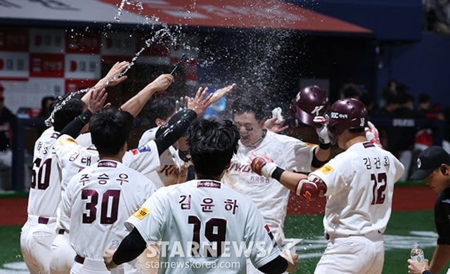 '2024 신한 SOL 뱅크 KBO리그' 키움-KIA전이 14일 서울 고척스카이돔에서 열렸다. 키움 최주환이 9회말 끝내기 역전 투런포를 날리고 홈인한 후 동료들로부터 물폭탄 축하를 받고 있다. /사진=김진경 대기자