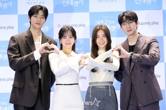 배우 문상민, 신현빈, 박소진, 윤박이 22일 오후 서울 여의도 콘래드호텔에서 열린 쿠팡플레이 시리즈 '새벽 2시의 신데렐라' 제작발표회에 참석해 포즈를 취하고 있다.   '세벽 2시의 신데렐라' 는 나만 바라보는 완벽한 연하 재벌남 '주원'과 헤어지려는 극 현실주의 능력녀 '윤서'의 고군분투기를 그린 오피스 로맨틱 코미디로 오는 24일 첫 방송 예정이다. 2024.08.22 /사진=임성균