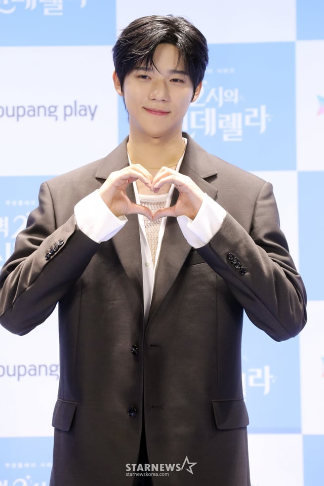 배우 문산민이 22일 오후 서울 여의도 콘래드호텔에서 열린 쿠팡플레이 시리즈 '새벽 2시의 신데렐라' 제작발표회에 참석해 포즈를 취하고 있다.   '세벽 2시의 신데렐라' 는 나만 바라보는 완벽한 연하 재벌남 '주원'과 헤어지려는 극 현실주의 능력녀 '윤서'의 고군분투기를 그린 오피스 로맨틱 코미디로 오는 24일 첫 방송 예정이다. 2024.08.22 /사진=임성균