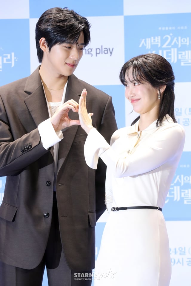 배우 문산민, 신현빈이 22일 오후 서울 여의도 콘래드호텔에서 열린 쿠팡플레이 시리즈 '새벽 2시의 신데렐라' 제작발표회에 참석해 포즈를 취하고 있다.   '세벽 2시의 신데렐라' 는 나만 바라보는 완벽한 연하 재벌남 '주원'과 헤어지려는 극 현실주의 능력녀 '윤서'의 고군분투기를 그린 오피스 로맨틱 코미디로 오는 24일 첫 방송 예정이다. 2024.08.22 /사진=임성균