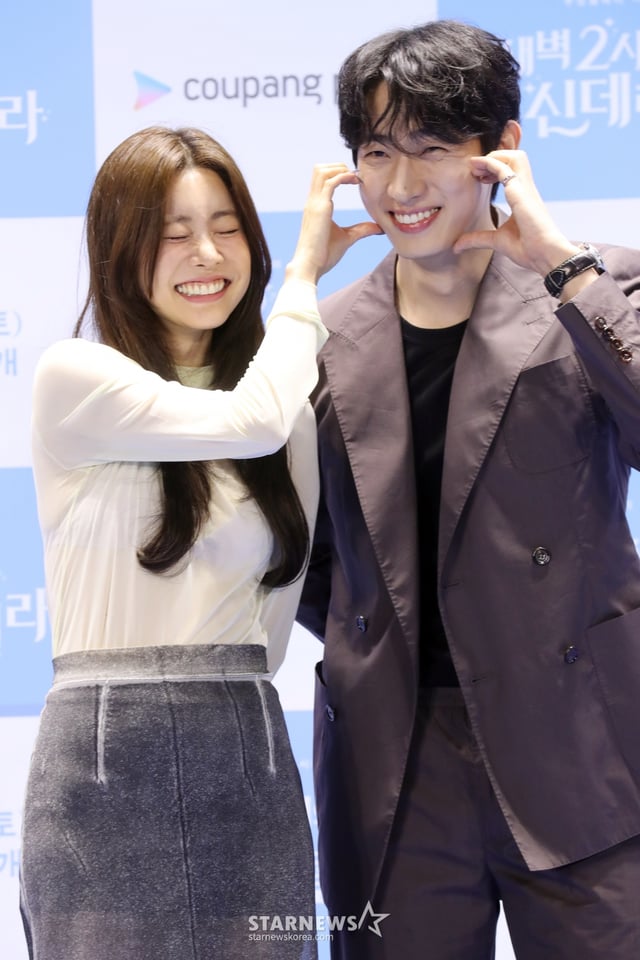 배우 박소진, 윤박이 22일 오후 서울 여의도 콘래드호텔에서 열린 쿠팡플레이 시리즈 '새벽 2시의 신데렐라' 제작발표회에 참석해 포즈를 취하고 있다.   '세벽 2시의 신데렐라' 는 나만 바라보는 완벽한 연하 재벌남 '주원'과 헤어지려는 극 현실주의 능력녀 '윤서'의 고군분투기를 그린 오피스 로맨틱 코미디로 오는 24일 첫 방송 예정이다. 2024.08.22 /사진=임성균