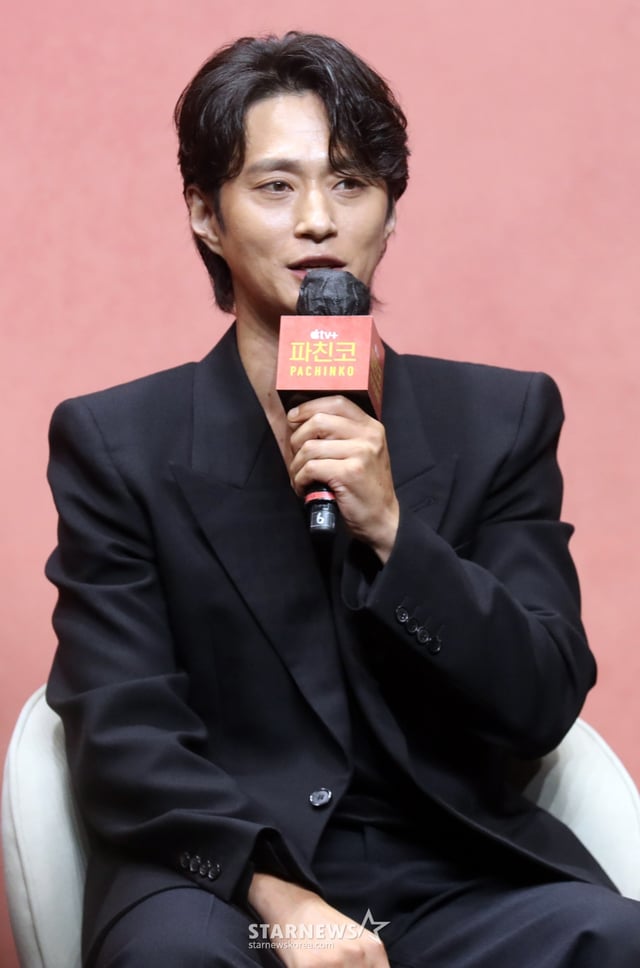 배우 김선규가 23일 오전 서울 강남구 그랜드인터컨티넨탈 파르나스 그랜드 볼룸에서 열린 애플오리지날 '파친코2' 제작발표회에 참석해 인사말을 하고 있다. 뉴욕타임스 베스트셀러에 선정된 동명의 소설을 원작으로 한 Apple Original 시리즈 ‘파친코’ - Pachinko. 고국을 떠나 억척스럽게 생존과 번영을 추구하는 한인 이민 가족 4대의 삶과 꿈을 그려낸 드라마로 23일 공개된다. 2024.08.23 /사진=임성균
