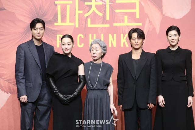 배우 이민호, 김민하, 윤여정, 정은채, 김선규가 23일 오전 서울 강남구 그랜드인터컨티넨탈 파르나스 그랜드 볼룸에서 열린 애플오리지날 '파친코2' 제작발표회에 참석해 포즈를 취하고 있다.  뉴욕타임스 베스트셀러에 선정된 동명의 소설을 원작으로 한 Apple Original 시리즈 ‘파친코’ - Pachinko. 고국을 떠나 억척스럽게 생존과 번영을 추구하는 한인 이민 가족 4대의 삶과 꿈을 그려낸 드라마로 23일 공개된다. 2024.08.23 /사진=임성균