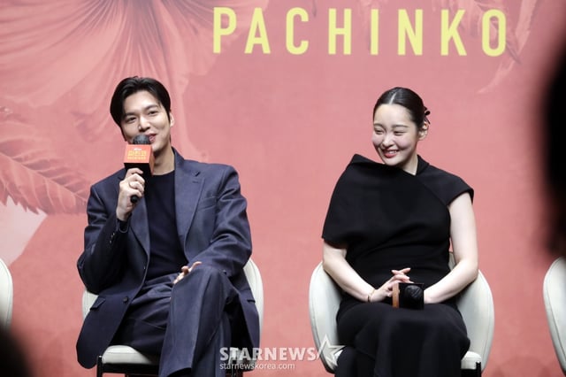 배우 이민호, 김민하가 23일 오전 서울 강남구 그랜드인터컨티넨탈 파르나스 그랜드 볼룸에서 열린 애플오리지날 '파친코2' 제작발표회에 참석해 인사말을 하고 있다.  뉴욕타임스 베스트셀러에 선정된 동명의 소설을 원작으로 한 Apple Original 시리즈 ‘파친코’ - Pachinko. 고국을 떠나 억척스럽게 생존과 번영을 추구하는 한인 이민 가족 4대의 삶과 꿈을 그려낸 드라마로 23일 공개된다. 2024.08.23 /사진=임성균