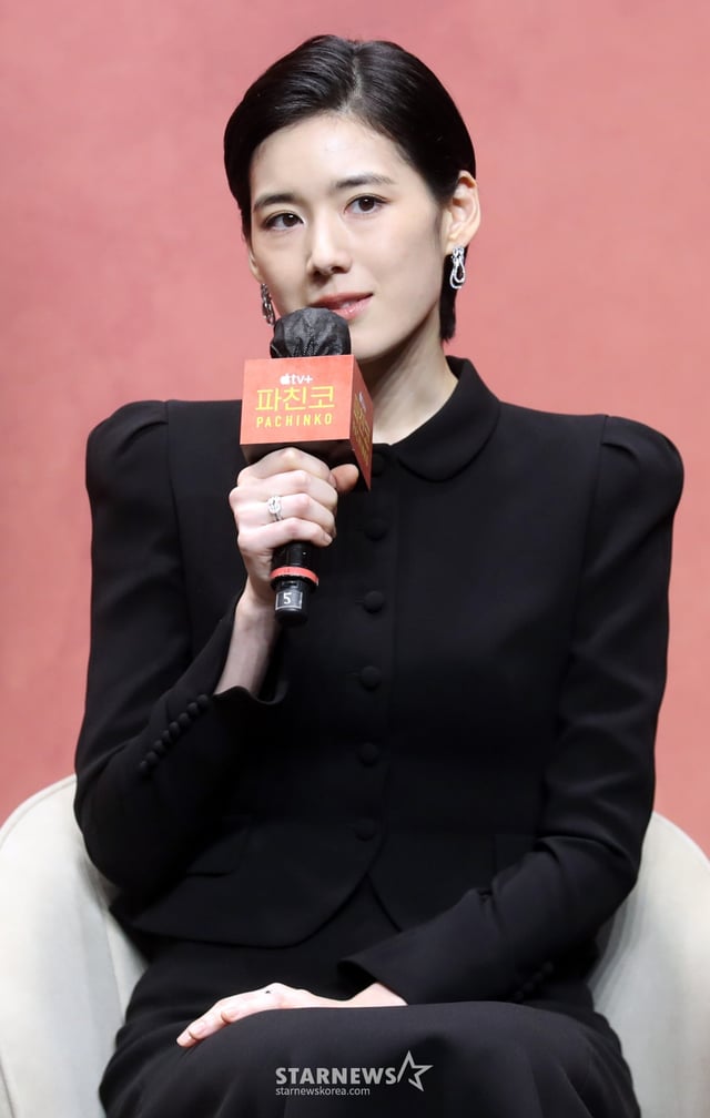 배우 정은채가 23일 오전 서울 강남구 그랜드인터컨티넨탈 파르나스 그랜드 볼룸에서 열린 애플오리지날 '파친코2' 제작발표회에 참석해 인사말을 하고 있다.  뉴욕타임스 베스트셀러에 선정된 동명의 소설을 원작으로 한 Apple Original 시리즈 ‘파친코’ - Pachinko. 고국을 떠나 억척스럽게 생존과 번영을 추구하는 한인 이민 가족 4대의 삶과 꿈을 그려낸 드라마로 23일 공개된다. 2024.08.23 /사진=임성균