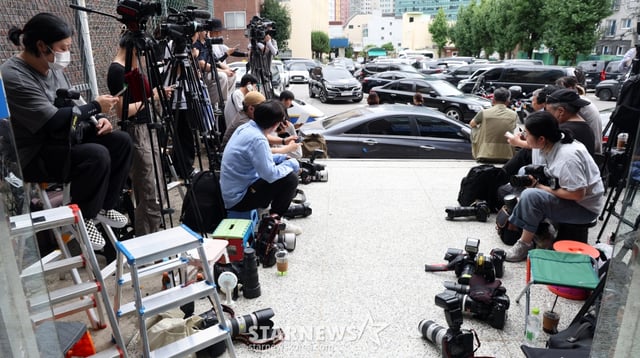 (서울=뉴스1) 김명섭 기자 = 22일 오전 서울 용산경찰서에서 취재진이 '전동스쿠터 음주운전' 혐의를 받고 있는 그룹 방탄소년단(BTS)의 멤버 슈가(본명 민윤기)의 출석을 취재하기 위해 대기하고 있다. 슈가는 지난 6일 서울 용산구 한남동 자택 근처에서 전동 스쿠터를 타다가 넘어져 인근을 순찰하던 경찰에게 음주 측정을 당했다. 그는 경찰에게 발견됐을 당시 "맥주 한 잔을 마시고 잠깐 운전했다"라고 진술한 것으로 알려졌다. 하지만 이후 보도에 따르면, 슈가의 당시 혈중알코올농도는 0.227%였다. 이는 형량이 가중되는 0.2 /사진=(서울=뉴스1) 김명섭 기자