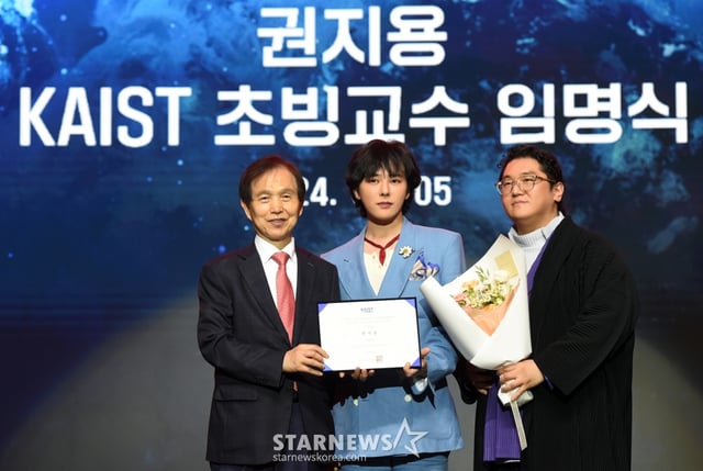 (서울=뉴스1) = 가수 지드래곤(본명 권지용·가운데)이 5일 대전 유성구 카이스트 본원 류근철 스포츠 컴플렉스에서 이광형 총장(왼쪽)으로부터 기계공학과 초빙교수 임명장을 받은 후 기념촬영을 하고 있다.  지드래곤의 초빙교수 임용 기간은 4일부터 2026년 6월까지 2년이다. 아울러 카이스트 글로벌 앰배서더로도 임명되어 카이스트의 해외 홍보 강화를 도울 예정이다. (카이스트 제공) 2024.6.5/뉴스1  Copyright (C) 뉴스1. All rights reserved. 무단 전재 및 재배포,  AI학습 이용 금지. /사진=(서울=뉴스1)