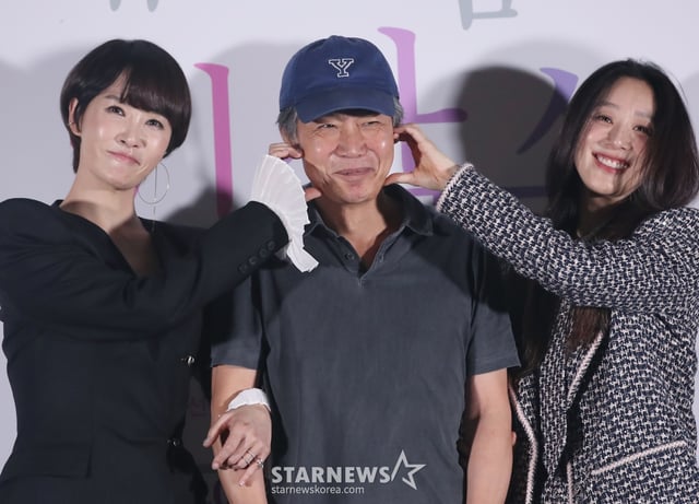 (서울=뉴스1) 권현진 기자 = 배우 김선아(왼쪽부터)와 김윤철 감독, 정려원이 5일 서울 용산구 CGV용산아이파크몰에서 열린 드라마 '내 이름은 김삼순 2024' 기자간담회에서 포즈를 취하고 있다.  '내 이름은 김삼순'은 웃음거리가 되고 마는 촌스러운 이름과 뚱뚱한 외모라는 콤플렉스를 갖고 있지만 전문 파티시에로 당당히 살아가는 30대 노처녀 김삼순(김선아 분)의 삶과 사랑을 경쾌하게 그려낸 작품으로 지난 2005년 방영된 MBC TV 드라마다. 2024.9.5/뉴스1  Copyright (C) 뉴스1. All righ /사진=(서울=뉴스1) 권현진 기자