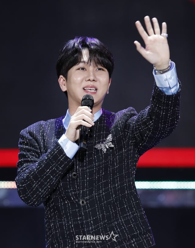 (서울=뉴스1) 권현진 기자 = 가수 김수찬이 19일 오후 서울 마포구 상암동 SBS 프리즘 타워에서 열린 SBS FiL, SBS M ‘더 트롯쇼’에서 화려한 무대를 선보이고 있다. 2024.2.19/뉴스1  Copyright (C) 뉴스1. All rights reserved. 무단 전재 및 재배포,  AI학습 이용 금지. /사진=(서울=뉴스1) 권현진 기자