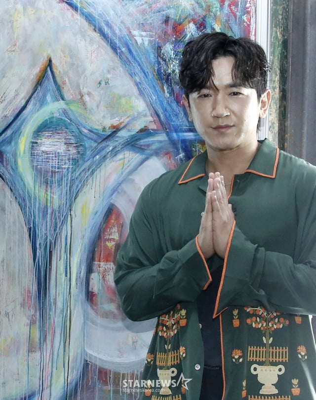 (서울=뉴스1) 권현진 기자 = 신화의 이민우가 3일 서울 용산구 프로세스 이태원에서 열린 아트테이너 '뻑:온앤오프' 특별전 간담회에 앞서 자신의 작품 앞에서 포즈를 취하고 있다. 2024.7.3/뉴스1 Copyright (C) 뉴스1. All rights reserved. 무단 전재 및 재배포, AI학습 이용 금지. /사진=(서울=뉴스1) 권현진 기자