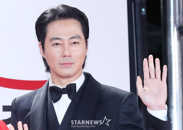 배우 조인성이 24일 오후 서울 영등포구 여의도동 KBS 신관홀에서 진행된 '제44회 청룡영화상' 레드카펫 행사에 참석해 포즈를 취하고 있다. 2023.11.24 /사진=김창현