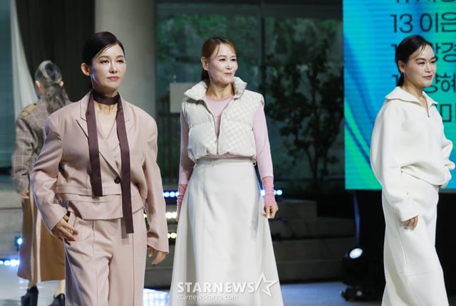 27일 오후 서울 중구 크레스트72에서 진행된 '2024 머니투데이방송 골든에이지어워즈' 본선에서 참가자들이 오프닝 무대를 펼치고 있다.  이번 대회는 패션 부문과 광고(인플루언서) 부문으로 나뉘어 본선 진출자 총 80명의 시니어들이 무대에 선다. /2024.09.27 /사진=이동훈