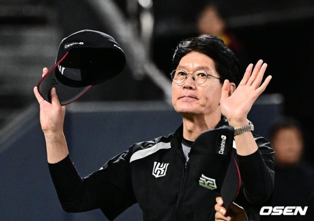 KT 이강철 감독이 1일 수원 SSG전서 승리하고 가을야구 진출을 확정한 뒤 팬들에게 인사하고 있다.