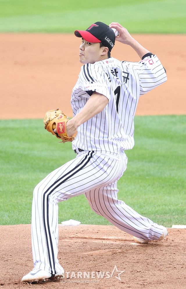 '2024 KBO 포스트시즌 준플레이오프 2차전' LG-KT전이 6일 서울 잠실야구장에서 열렸다. LG 선발 임찬규가 역투하고 있다. /사진=김진경 대기자