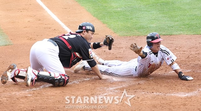 '2024 KBO 포스트시즌 준플레이오프 2차전' LG-KT전이 6일 서울 잠실야구장에서 열렸다.  LG 5회말 무사 2루 2루주자 신민재(오른쪽)가 오스틴의 우중간 안타 때 홈으로 뛰어들었으나 KT 포수 장성우에 태그아웃되고 있다.