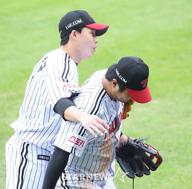 '2024 KBO 포스트시즌 준플레이오프 2차전' LG-KT전이 6일 서울 잠실야구장에서 열렸다. LG 선발 임찬규(왼쪽)가 5회초 2사에서 KT 장성우의 안타성 타구를 3루수 문보경이 호수비로 처리하자 고마움을 전하고 있다. /사진=김진경 대기자