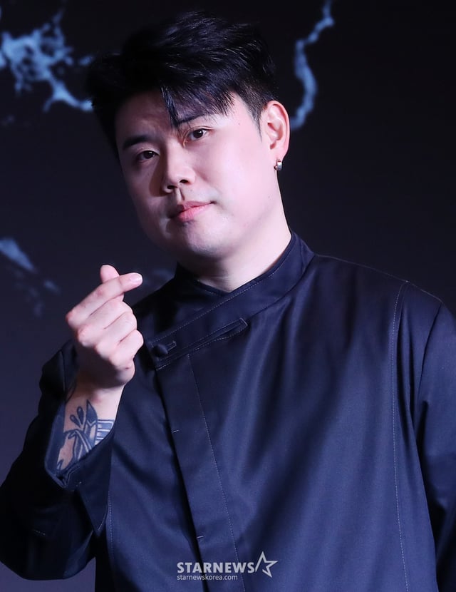 나폴리 맛피아가 7일 오전 서울 마포구 호텔 나루 서울 엠갤러리에서 진행된 넷플릭스 예능 '흑백요리사: 요리 계급 전쟁' TOP8 기자간담회에 참석해 포즈를 취하고 있다. '흑백요리사: 요리 계급 전쟁'은 맛 하나는 최고라고 평가받는 재야의 고수 '흑수저' 셰프들이 대한민국 최고의 스타 셰프 '백수저'들에게 도전장을 내밀며 치열하게 맞붙는 100인의 요리 계급 전쟁이다. 2024.10.07 /사진=김창현