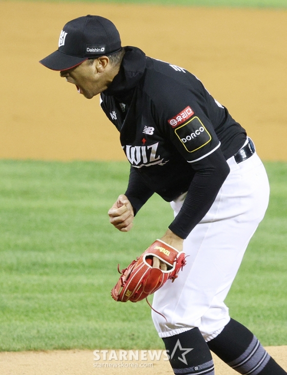 '2024 KBO 포스트시즌 와일드카드 결정1차전' 두산-KT전이 2일 서울 잠실야구장에서 열렸다. KT 선발 쿠에바스가 6회말 2사 1,3루에서 두산 양석환을 삼진으로 돌려세운 후 포효하고 있다. /사진=김진경 대기자