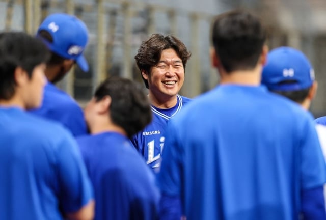 삼성 송은범(가운데). /사진=삼성 라이온즈 제공