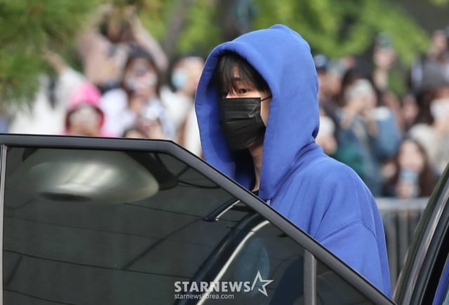 (서울=뉴스1) 권현진 기자 = 라이즈 승한이 '뮤직뱅크' 리허설을 위해 27일 오전 서울 영등포구 여의도 KBS 신관에 도착해 이동을 하고 있다. 2023.10.27/뉴스1  Copyright (C) 뉴스1. All rights reserved. 무단 전재 및 재배포,  AI학습 이용 금지. /사진=(서울=뉴스1) 권현진 기자