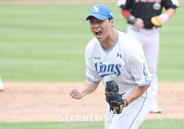 '2024 KBO 포스트시즌 플레이오프 1차전' 삼성-LG전이 13일 대구 삼성라이온즈파크에서 열렸다. 삼성 김윤수가 7회초 2사 1,2루에서 LG 오스틴을 삼진으로 돌려세운 후 포효하고 있다. /사진=김진경 대기자